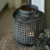 Windlicht Met Hengsel Van Metaal Met Geweven Gaatjes Patroon