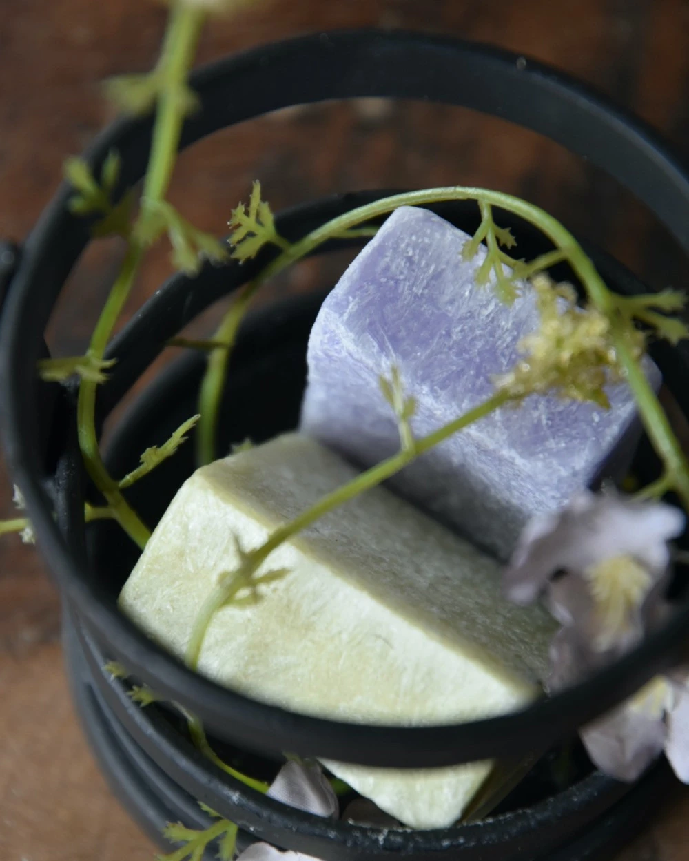 Zwarte Metalen Houder Met Amber Blokjes Lavendel En Jasmijn - Afbeelding 2