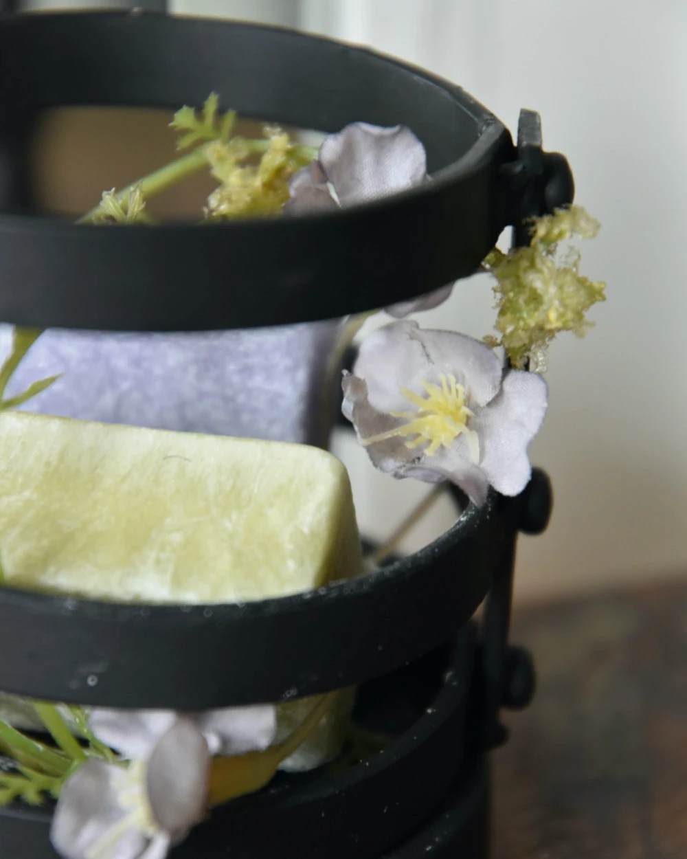 Zwarte Metalen Houder Met Amber Blokjes Lavendel En Jasmijn - Afbeelding 3