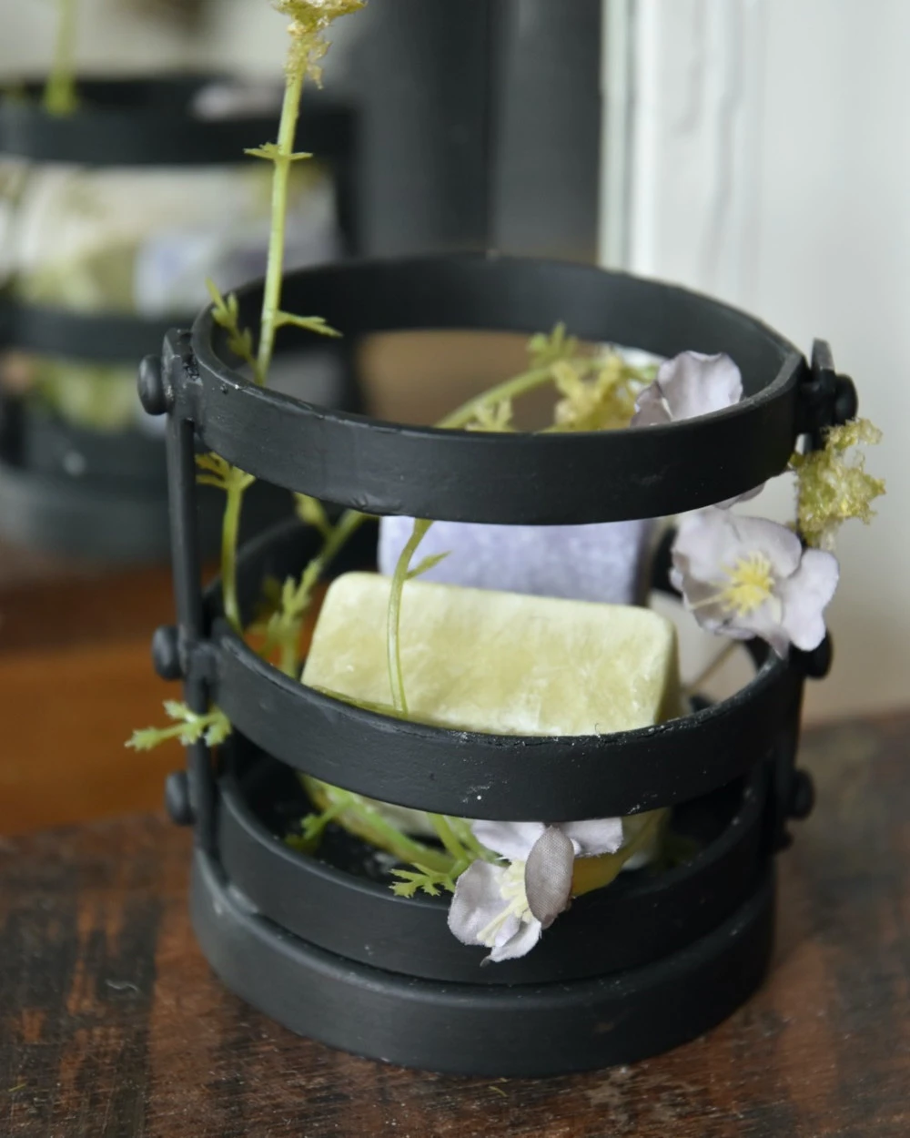 Zwarte Metalen Houder Met Amber Blokjes Lavendel En Jasmijn